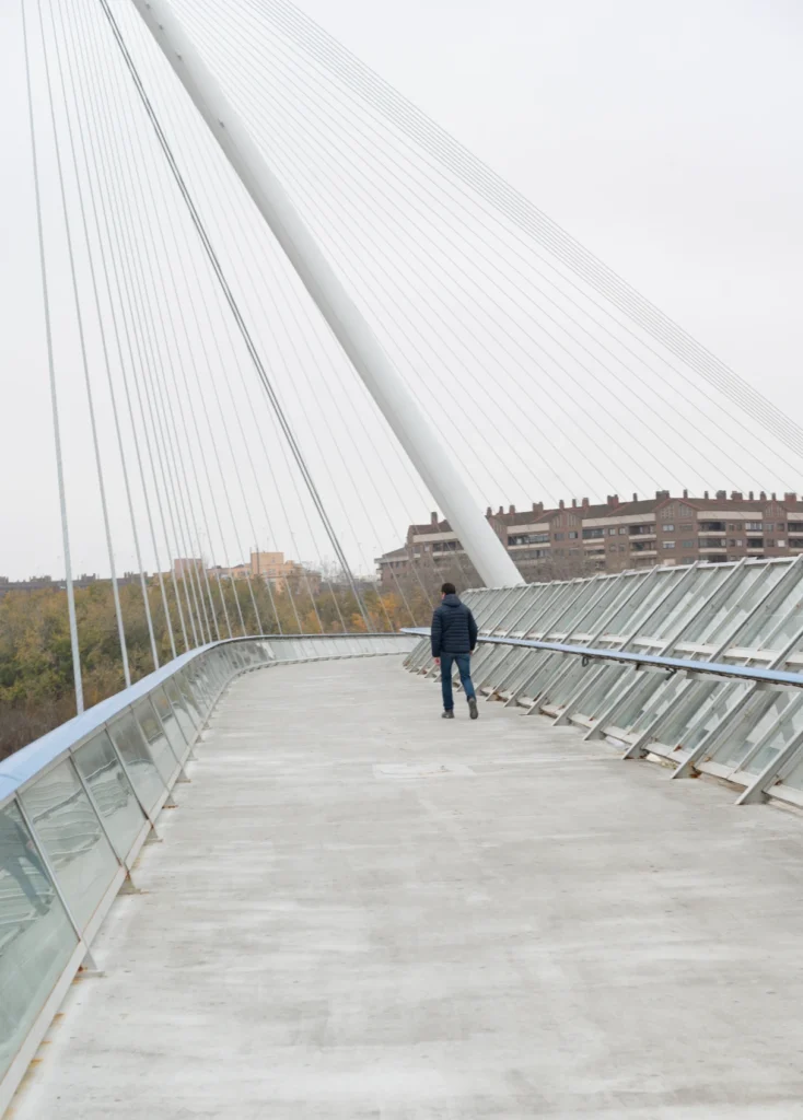 Hombre caminando por un puente con un diseño innovador
