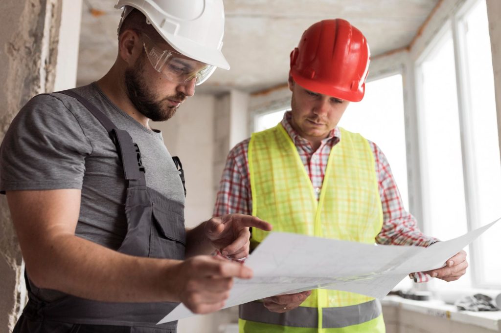 Dos personas comprobando el certificado de una obra