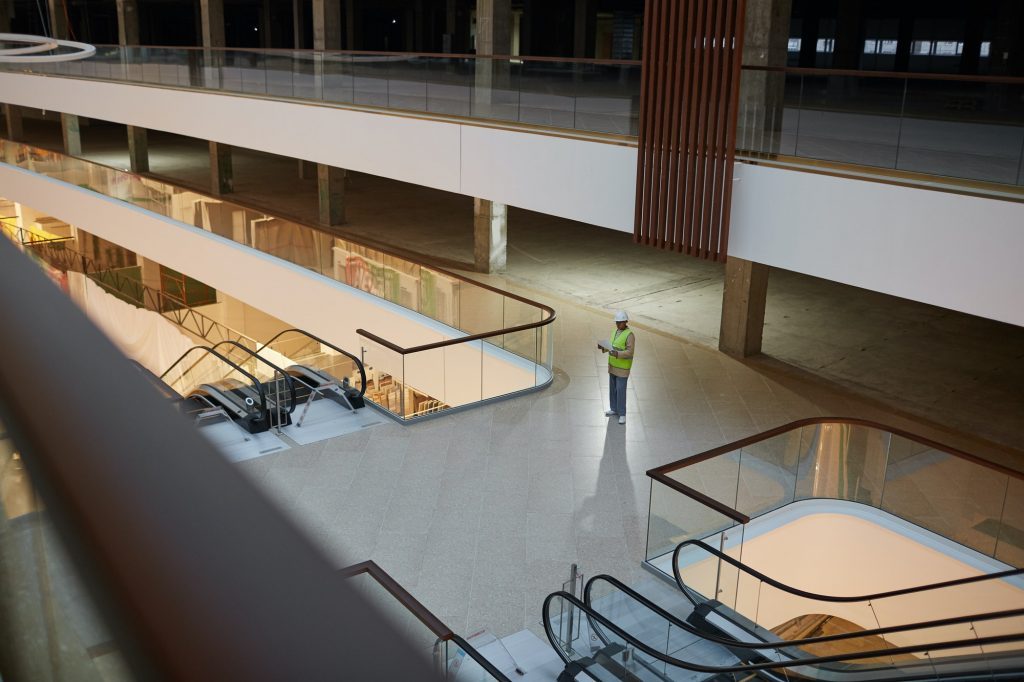 Ingeniero responsable de una obra en un centro comercial