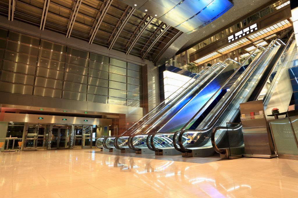 Escaleras mecánicas con una arquitectura moderna
